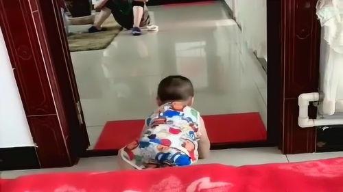 儿子见到姥姥吃瓜,温馨瞬间定格