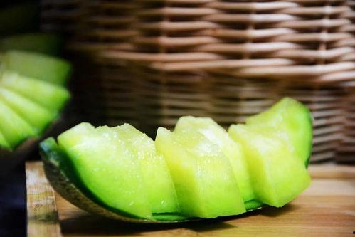 吃瓜真香的英文,From Gossip to Reality: The Truth Behind the 'Eating Melon and Finding It Tasty' Phenomenon