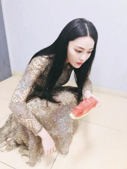 大美女带你吃瓜,一起吃瓜畅游