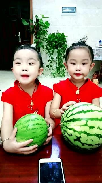 带老妈吃小瓜,共享温馨家庭时光